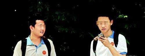 中学生使用手机的利与弊