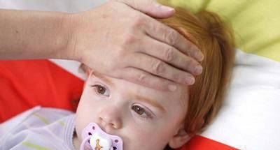 婴幼儿发高烧时，应该如何紧急处理？
