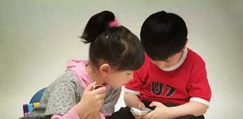 家长把手机给孩子玩，这样好吗？