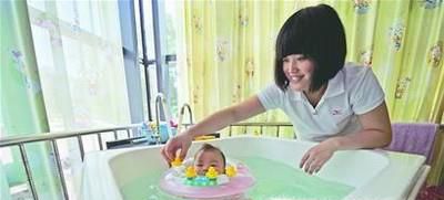 该选择月嫂还是育婴师？