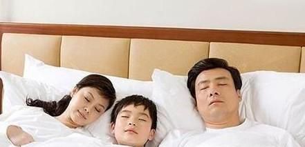 如何防止宝宝从床上掉下来