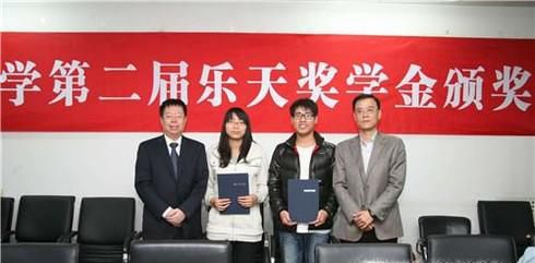 在大学，如何才能拿到奖学金