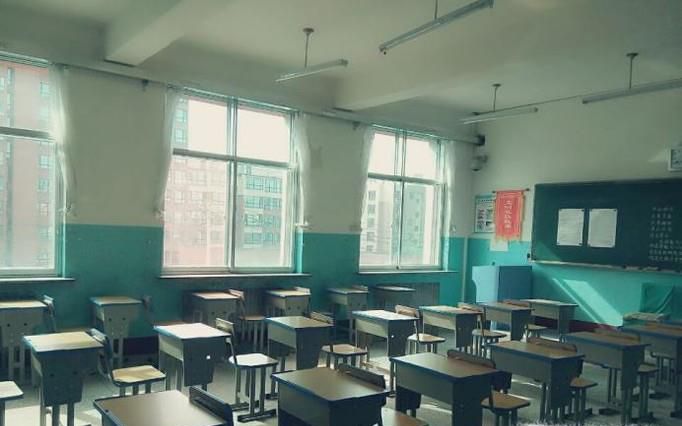 怎么写校运会班级解说词
