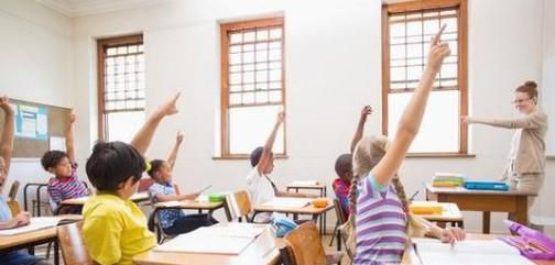 孩子在国外上学课堂上不喜欢举手发言怎么改善？