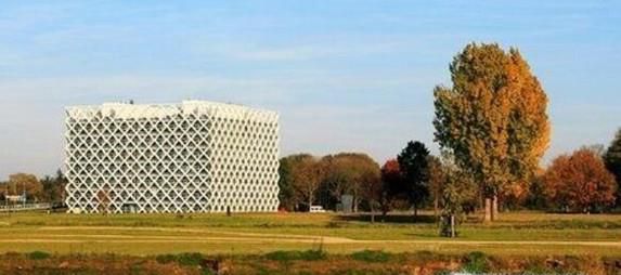 科廷科技大学会计基础方向（商务）专业和莫道克大学职业会计专业哪个好？