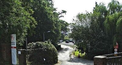 密德萨斯大学地理位置以及环境介绍