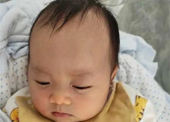 宝宝睡觉有这一表现，暗示大脑发育吗，妈妈别疏忽