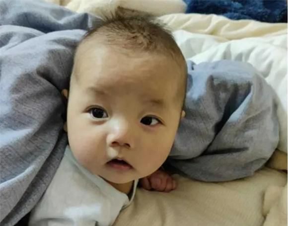 宝宝睡觉有这一信号，暗示安全感不足，妈妈别不当回事