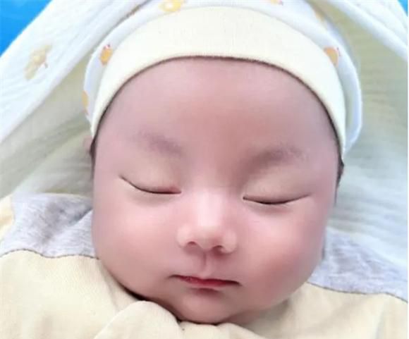 引起抱睡落地醒，这一起因，也是很多妈妈疏忽的