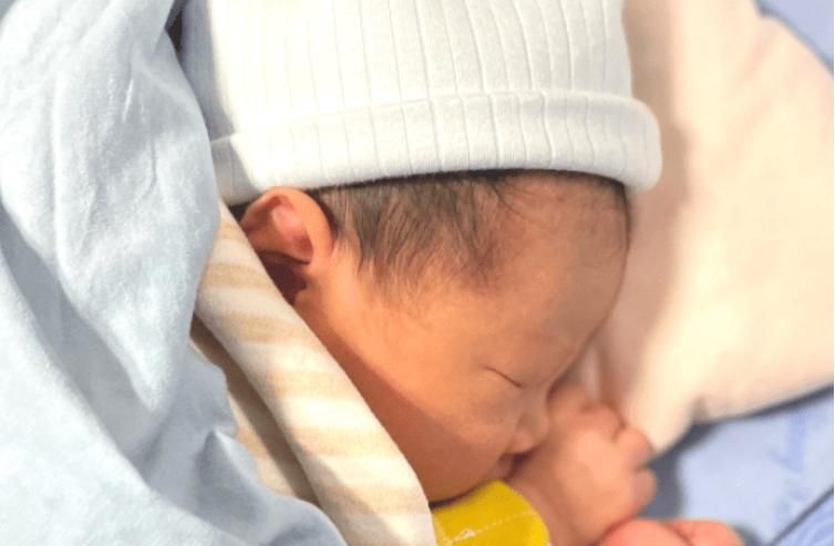 引起宝宝频繁吐奶，要当心这2个原因，很多妈妈不知道
