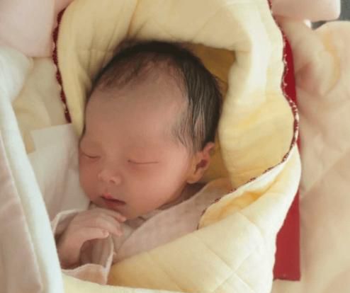 宝宝刚出生就吃手，遇到这一信号时，妈妈应该窃喜