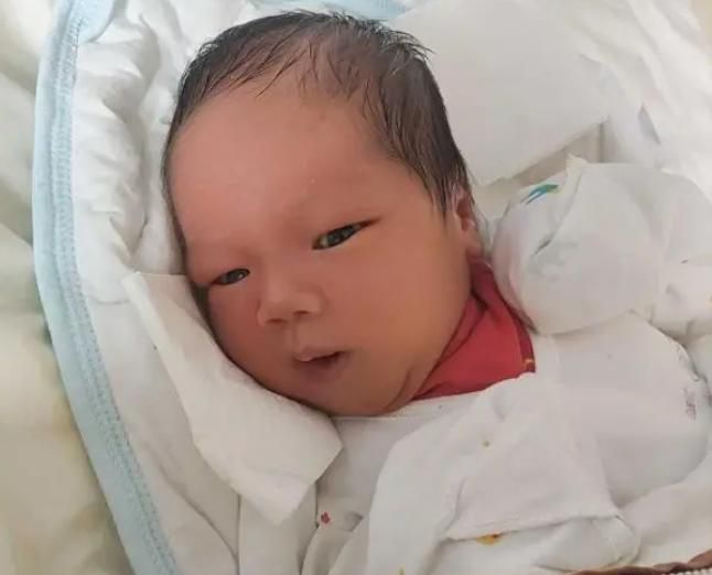 新生儿惊反，容易影响睡眠，也暗示这一信号