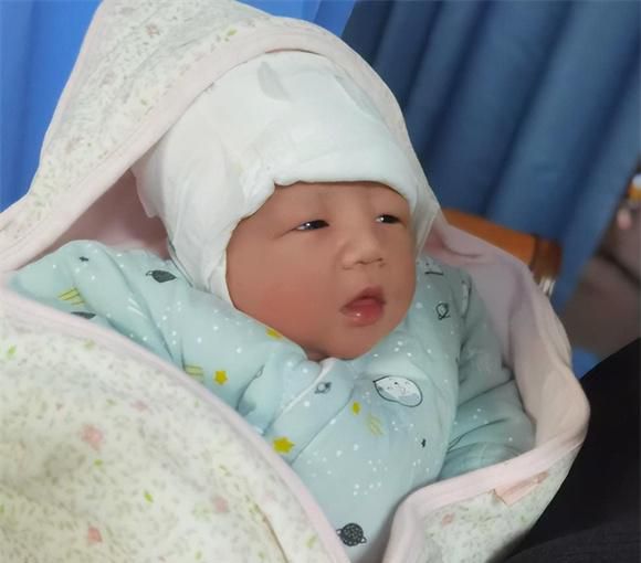 “母乳喂养”和“奶粉喂养”的孩子，有哪些差异？看完有个底