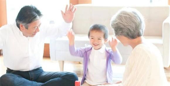 老人如果有两大特质，妈妈可以放心让他带孩子，因为带的娃更聪明