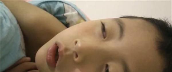 为何宝宝睡觉不闭眼  不一定是浅睡眠 别弄错了
