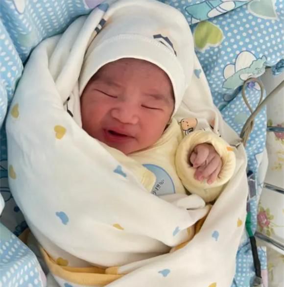 宝宝大哭大闹时，可能存在2个信号，很多妈妈不知道