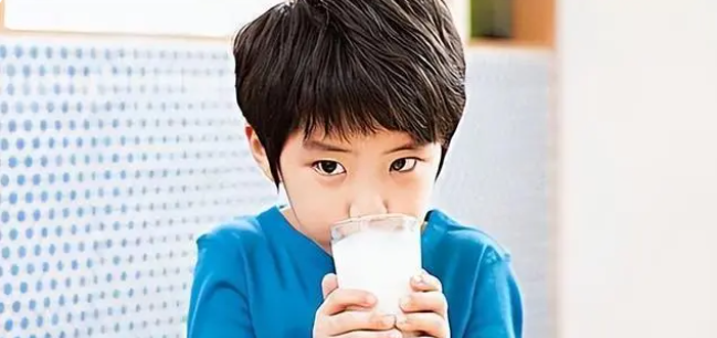 身高的“抑制剂”被发现，牛奶也在其中？儿科医生：要少给孩子吃