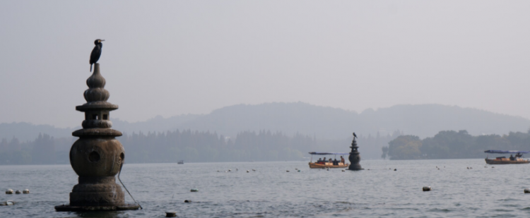 欲把西湖比西子淡妆浓抹总相宜原文及翻译