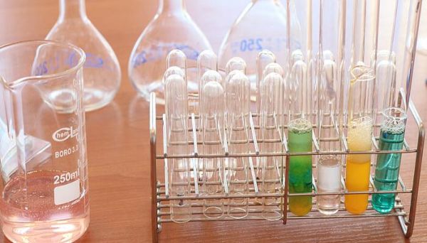 酸溶液和酸性溶液有什么区别和联系，酸溶液和酸性溶液的区别和联系是什么