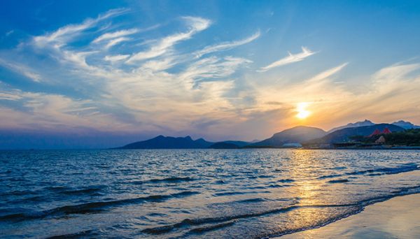 海滨仲夏夜是按照什么顺序描写的，海滨仲夏夜的描写顺序