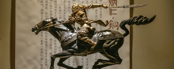 三国中温酒斩华雄的是谁 三国中温酒斩华雄的是