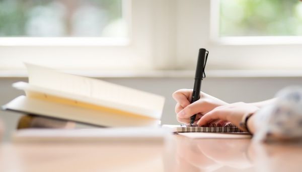 早稻熟透了田野像铺上绿色地毯修改病句 早稻熟透了田野像铺上绿色地毯如何修改病句