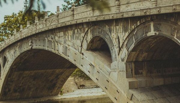 赵州桥表现了劳动人民的智慧和才干反问句 句子