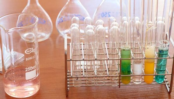 二价铁和铁氰化钾反应方程式  二价铁和铁氰化钾反应的方程式是啥