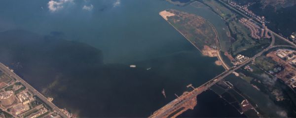 乡愁中海峡指的是什么意思 乡愁中一湾浅浅的海峡是指什么