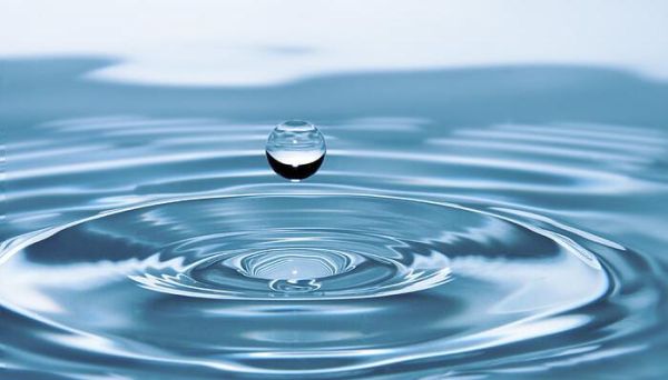 水是人体不可缺少的组成部分约占成人体重的多少 水是人体不可缺少的组成部分约占成人体重的比值是几