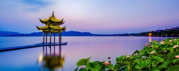 饮湖上初晴后雨是什么季节 饮湖上初晴后雨描写的季节