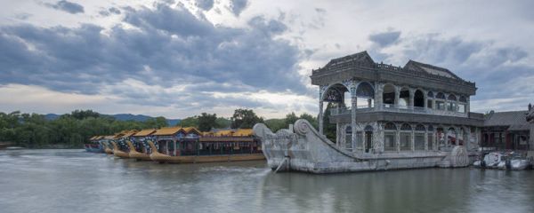 颐和园是按照什么顺序来写的 颐和园表达了作者什么感情