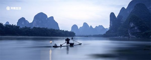 望天门山描写什么景色 望天门山描写的是什么景色