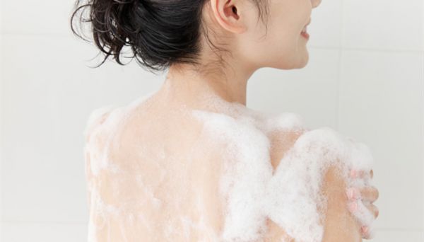 水乳精华液精华油的使用顺序 水乳精华液精华油的正确使用顺序是什么