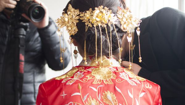 凤冠霞帔和秀禾服的区别 凤冠霞帔和秀禾服的区别是什么