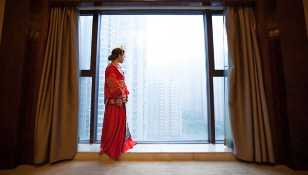 凤冠霞帔和秀禾服的区别 凤冠霞帔和秀禾服的区别是什么