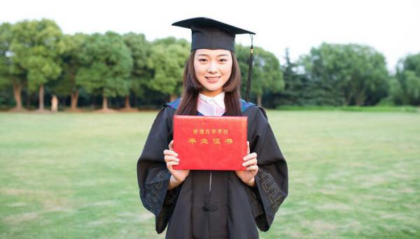 学士帽的正确戴法  学士帽怎么戴