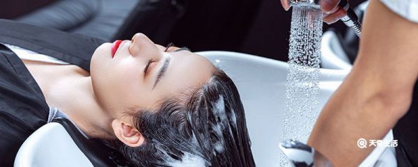 如何正确洗头发不掉发 怎样正确洗头发不掉发