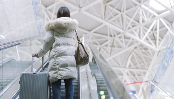 白色羽绒服染上口红怎么洗掉 白色羽绒服染到口红怎么洗