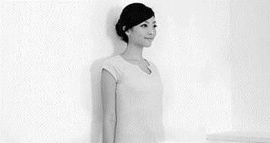 女生练习靠墙站有哪些好处