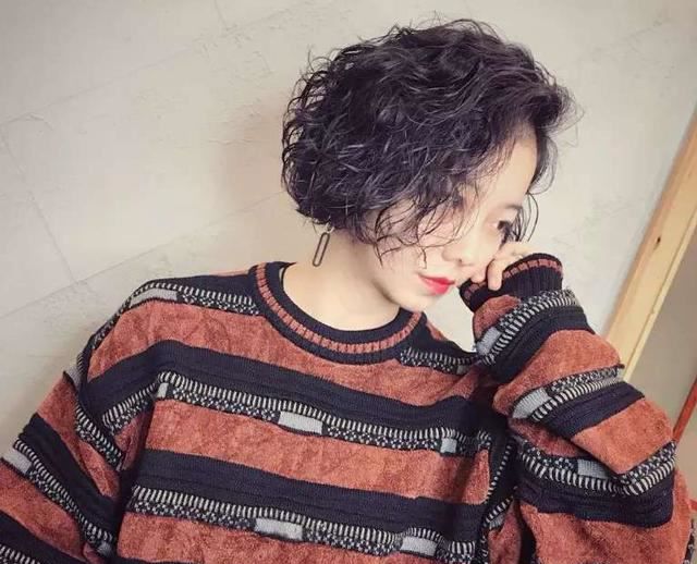 中年女性过年烫什么发型,中年女性烫头发好看显得年轻吗？