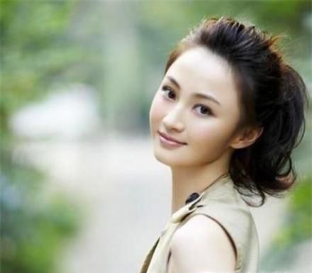 头顶蓬松的马尾怎么扎