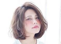 女生短发卷发图片