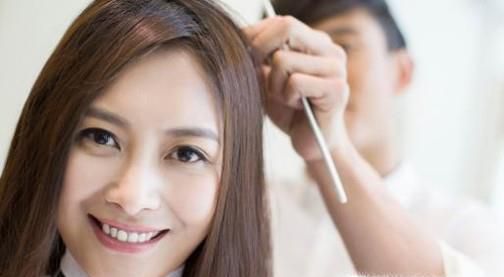 头发总是油腻腻如何摆脱油头具体有哪些小妙招？