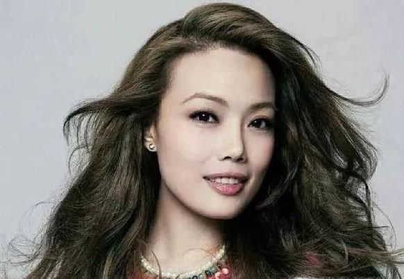 怎么才能拥有自然的大波浪卷发？