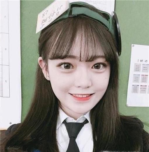 女学生长发 搭空气刘海