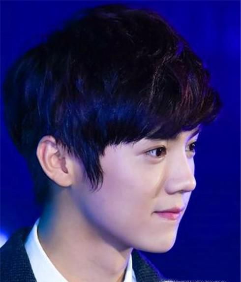 男生什么发型显脸小