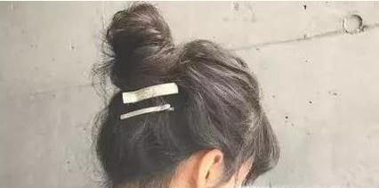 圆脸妹子显脸小的丸子头应该怎么扎