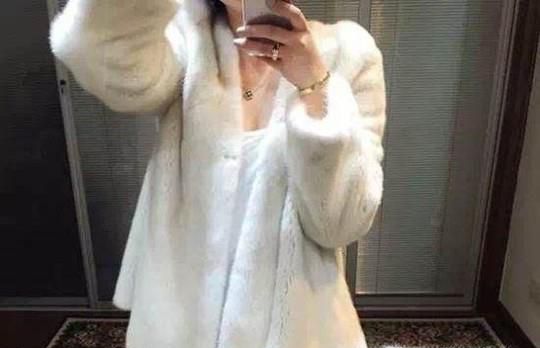 白色水貂绒大衣怎么搭配图片
