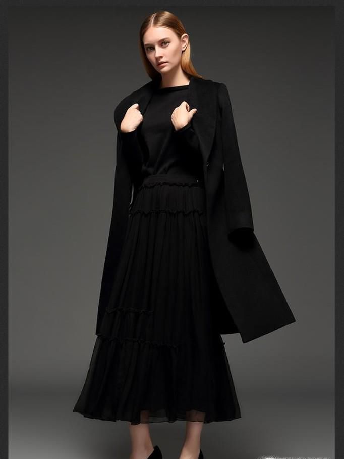 女生黑色呢子大衣怎么搭配衣服？